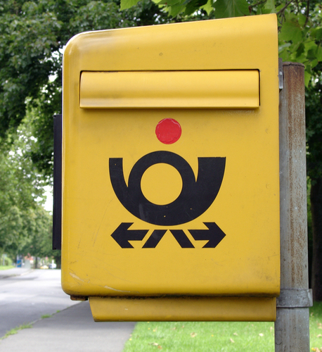 Žlutá poštovní schránka