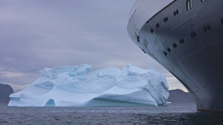 Legendární loď Titanic a obrovský ledovec