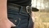 Detailní záběr na mužské kalhoty s opaskem