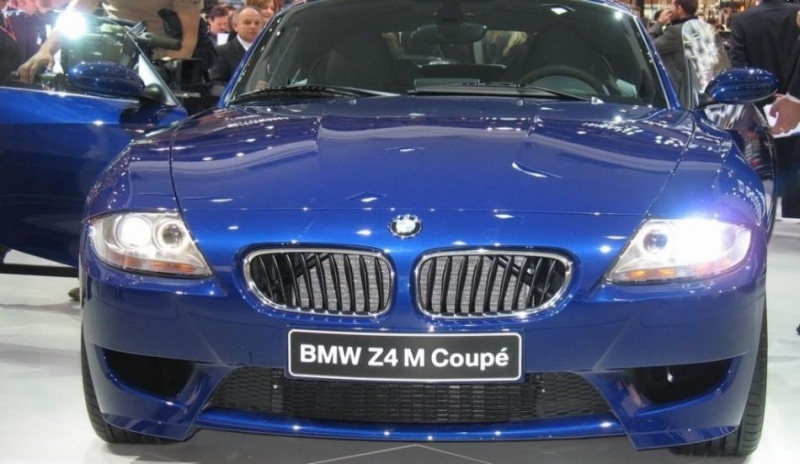 Pohled na přední část automobilu BMV Z4 M Coupé modré barvy