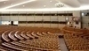 Prázdná zasedací místnost v parlamentu