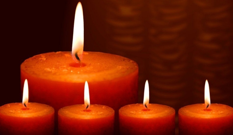 Obrázek hořících svíček oranžové barvy