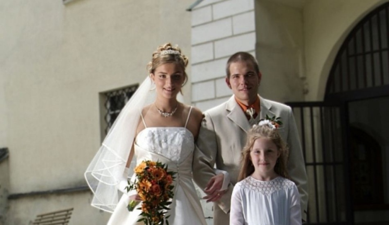Fotografie ženicha a nevěsty s družičkou