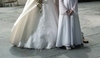Fotografie ženicha a nevěsty s družičkou