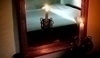 Fotografie zobrazující zrcadlo se svíčkou