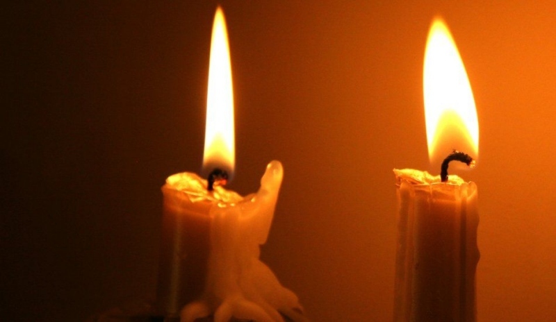 Fotografie dvou hořících svíček