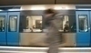Snímek zobrazující lidi cestující metrem