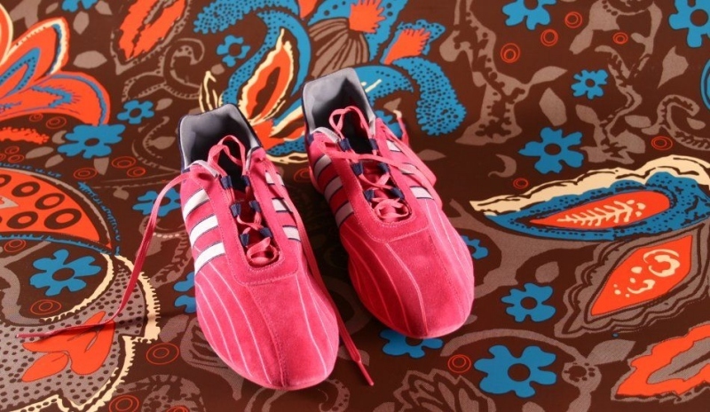 Fotografie sportovní obuvi růžové barvy
