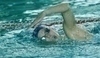 Snímek muže při plavání v bazénu