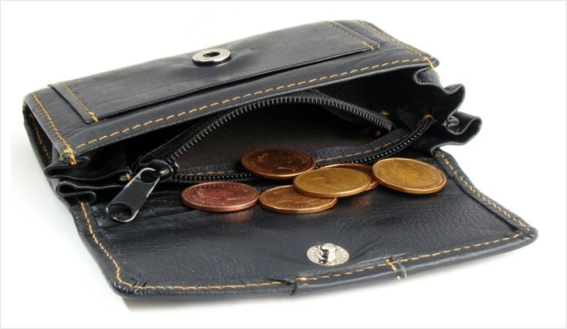Otevřená peněženka s mincemi uvnitř
