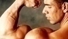 Fotografie muže pózujícího s bicepsem