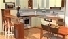 Snímek kuchyňské linkys barovým pultem