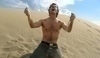 Foto muže klečícího na písku