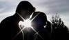 Fotografie páru, který se líbá při západu slunce