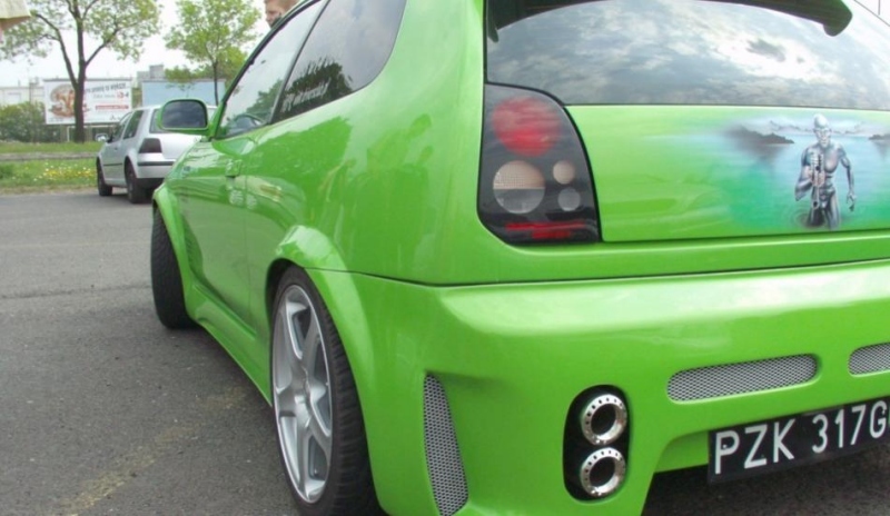 Tuningové auto zelené barvy