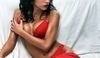 Fotografie ženy, která pózuje v červeném spodním prádle