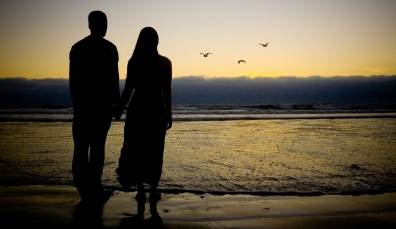 Muž a žena pozorující západ slunce