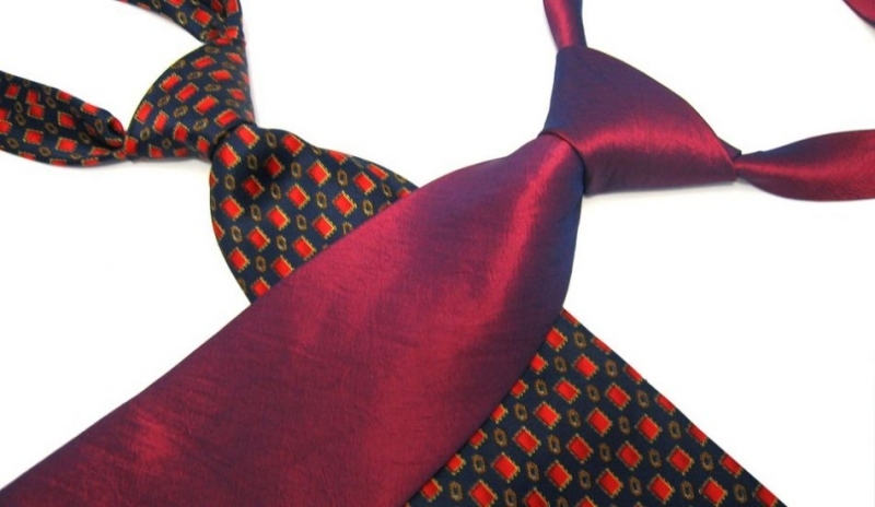 Fotografie zobrazuje dvě barevné kravaty