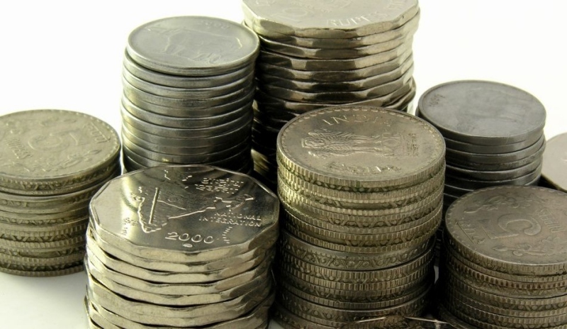 Fotografie zobrazující hromádky mincí