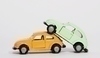 Fotografie dvou aut kde zelené stojí na žlutém