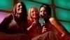 Fotografie tří žen sedících v klubu