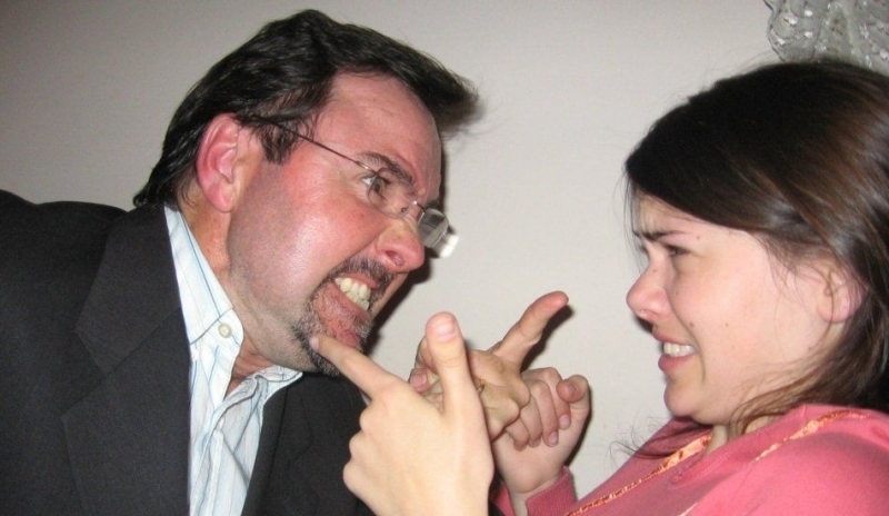 Snímek zachycující agresivního muže v hádce se ženou