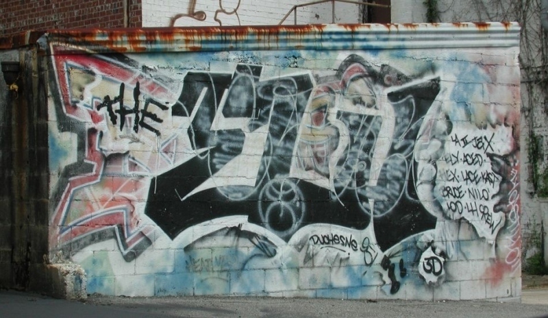 Fotografie zachycující graffiti na stěně