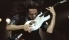 Steve Vai olizuje svou kytaru