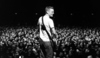 Černobílá fotografie z koncertu Bryana Adamse