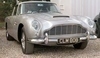 Snímek automobilu ve speciálně upraveném Astonu Martin DB 7 jezdil James Bond v Goldfingeru