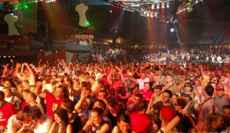 Snímek davu lidí na koncertu