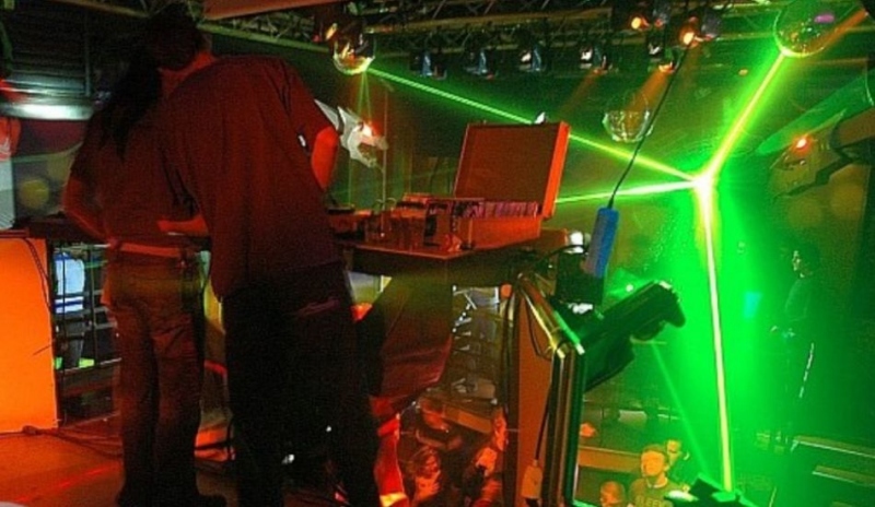 Fotografie zářivě zeleného světla na pódiu