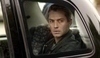 Snímek muže sedícího na zadním sedadle automobilu