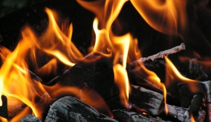 Fotografie zobrazující oheň v krbu