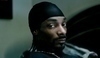 Raper Snoop Dogg s čepicí na hlavě