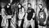 Černobílá fotografie členů skupiny Korn. 
