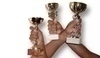 Snímek tří ruk s poháry