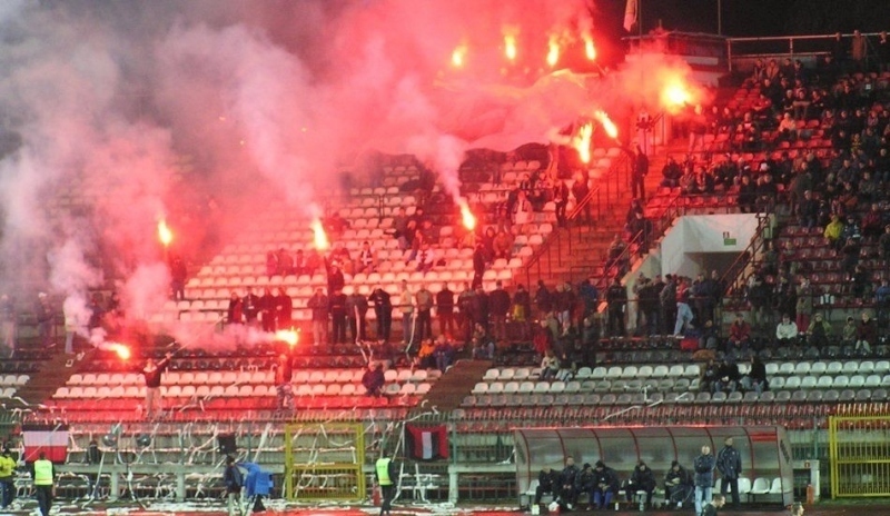 Záběr na fanoušky hooligans během fotbalového zápasu