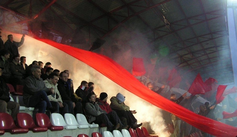 Snímek zachycující fanoušky sedící na stadionu