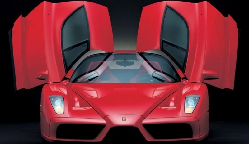 Sportovní auto červené barvy Ferrari Enzo
