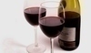 Láhev červeného vína s dvěma skleničkami