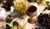 Fotografie zobrazuje pohár s hroznovým vínem na stole