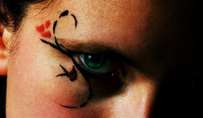 Fotografie ženy s tetováním u oka