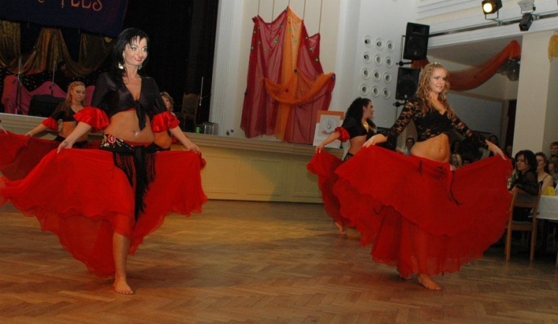 Fotografie zobrazující orientální tanečnice