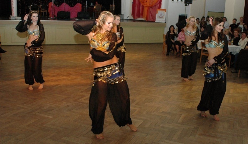 Vystoupení profesionálních tanečnic je součástí téměř každého plesového programu.