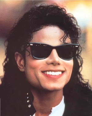 Michael Jackson ve slunečních brýlích s úsměvem na tváři