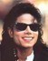 Michael Jackson ve slunečních brýlích s úsměvem na tváři