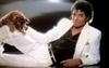 Michael Jackson v bílém obleku s černou košilí