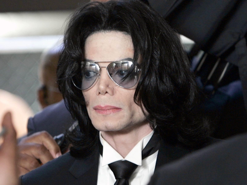 Michael Jackson ve slunečních brýlích