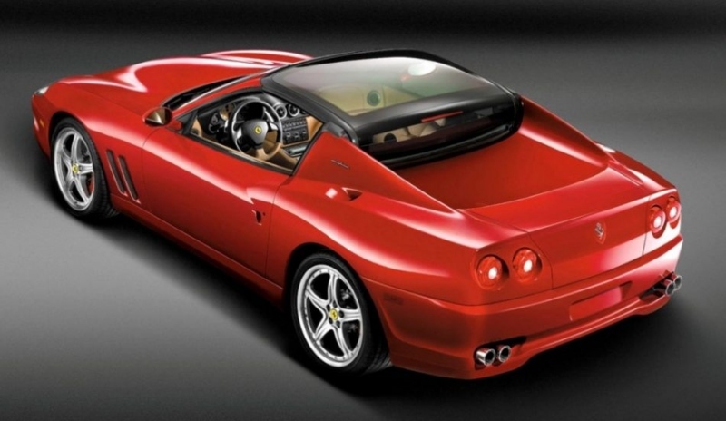 Červený automobil Ferrari Superamerica